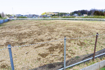 事例01【不動産の価値を再創造】
売れないはずの「建築不可」の土地を、高値売却へ